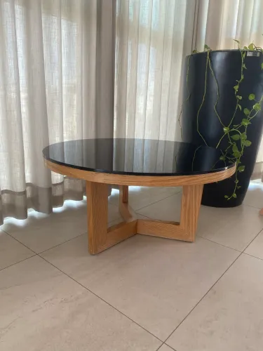 Mesa de centro redonda com vidro preto 