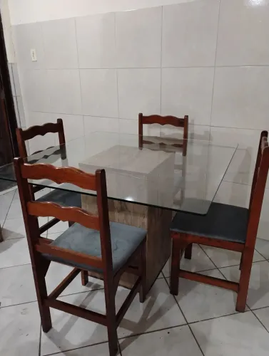 Mesa com quatro cadeiras