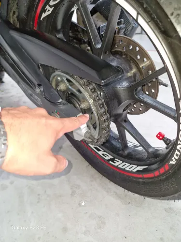 Moto único dono , toda revisada , tração nova e pneus novo , só pegar e andar