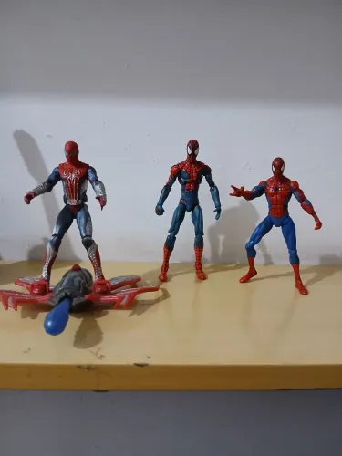 Três bonecos homem aranha!!!