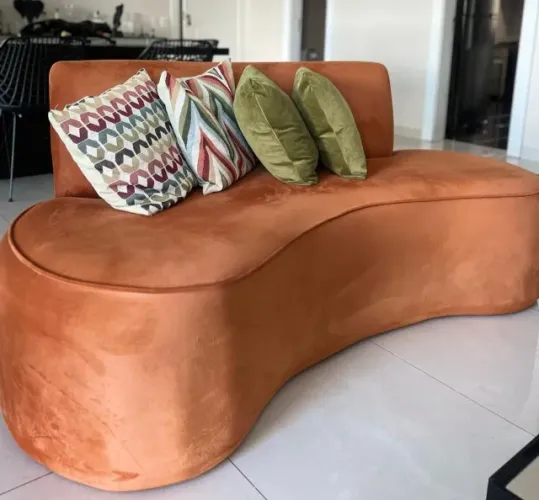 Sofá curvo cor terracota + duas poltronas