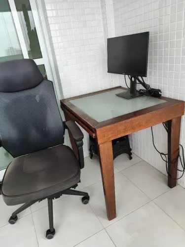 Cadeira escritório giratória e mesa