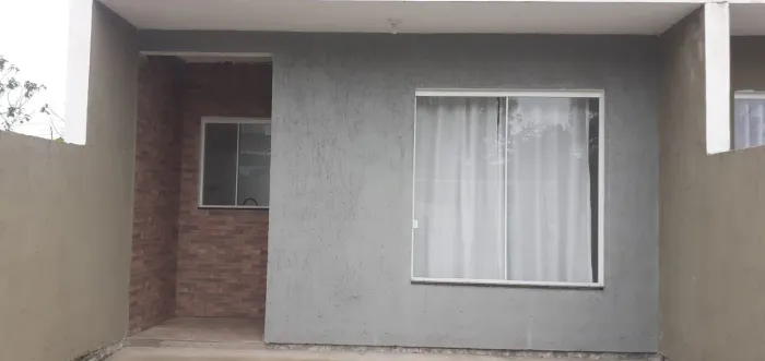 Linda casa de aluguel anual com garagem coberta, próximo a praia do Moçambique.