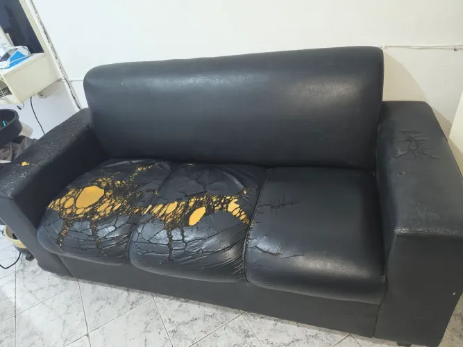 Sofá com estrutura ótima precisando trocar o forro.
