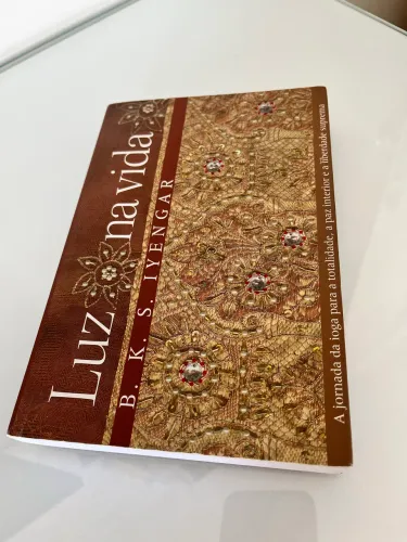 Luz na vida: A jornada da ioga para a totalidade, a paz interior e a liberdade suprema