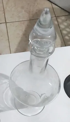 Linda e antiga conhaqueira em cristal, completa.