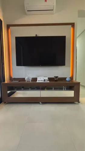 Rack em MDF - não acompanha itens decorativos.  Informações na descrição.