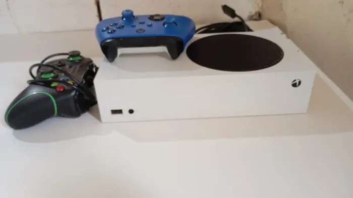 Xbox séries s + 2 controles + FIFA 26 e GTA V