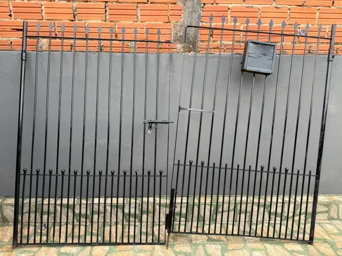 Portão de ferro maciço