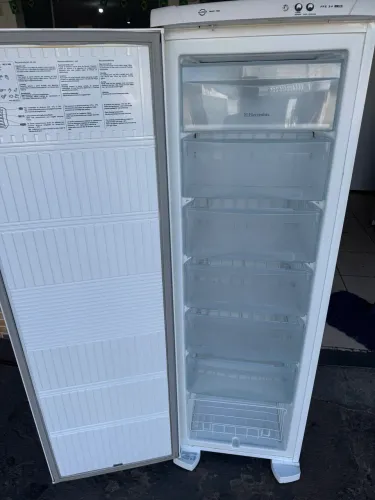 Freezer vertical frost free