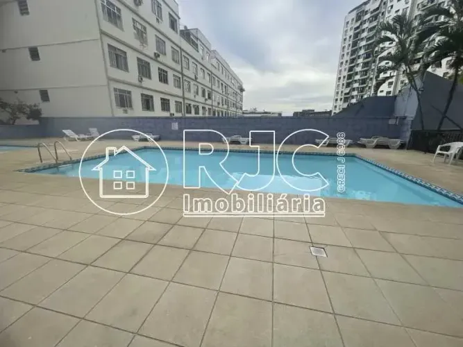 Apartamento à venda com 2 quartos e varanda ensolarada em prédio com infraestrutura comple