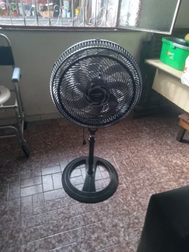 Vende-um ventilador de pé 150 reais