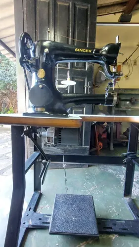 Máquina Singer braço direito industrial para sapateiro, couros ,bolsas e calçados.