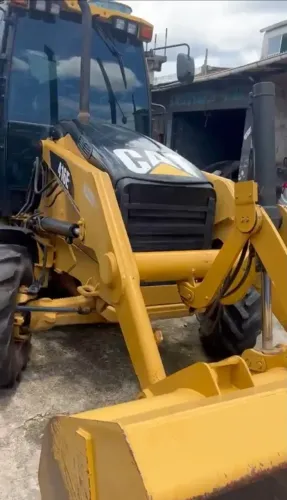 Vendo retroescavadeira CAT 4x4 2014