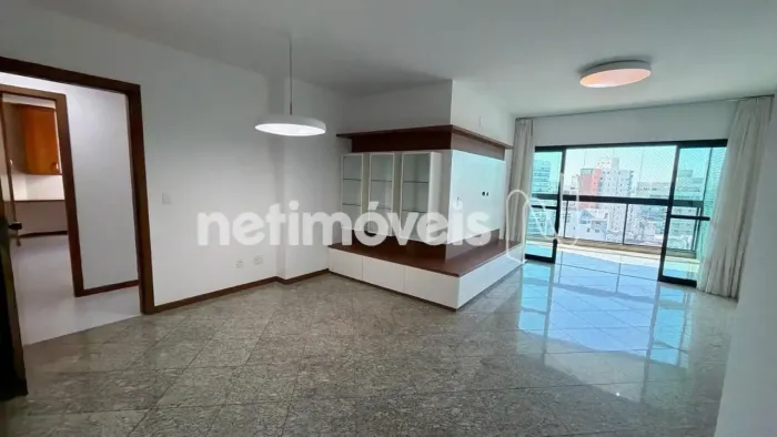 Praia do Canto | Amplo apartamento com vista livre e sol da manhã