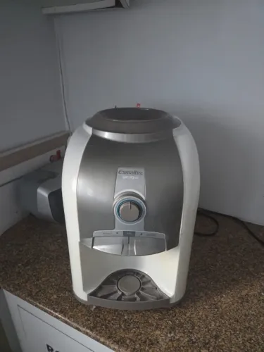 Bebedouro Electrolux Gelagua 200V para garrafão 20L