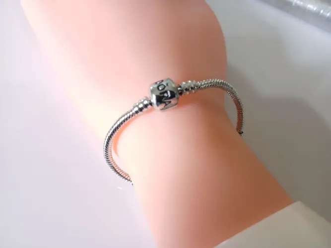 bracelete pandora em prata acabamento ouro branco. tam 16