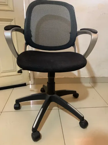cadeira de escritório giratória preta com encosto em tela mesh respirável