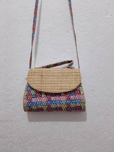 Mini bolsa de palha artesanal colorida