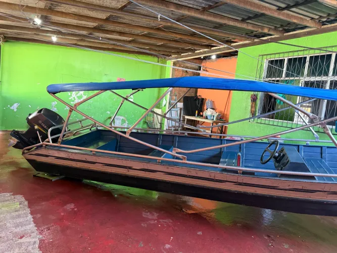 Lancha 7 metros com Motor Yamaha 40 hp partida elétrica