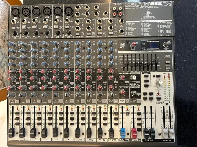 Mesa de Som Behringer X1832FX - 8 canais com Efeitos e Equalizador
