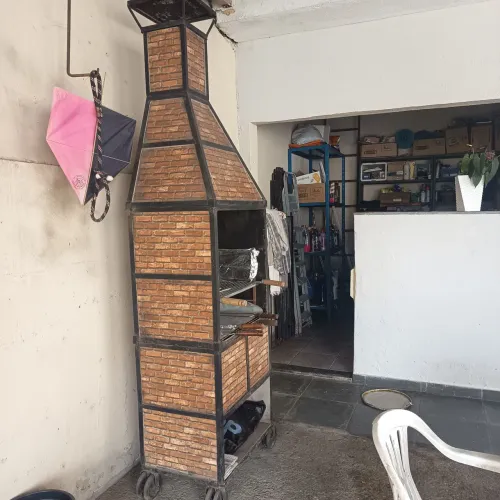 Vendo churrasqueira em excelente estado de conservação, excelente para quintal pequeno.