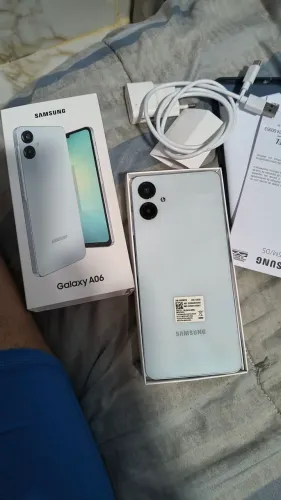 Vendo Cell galáxia Samsung A06 semi-novo na caixa e completo