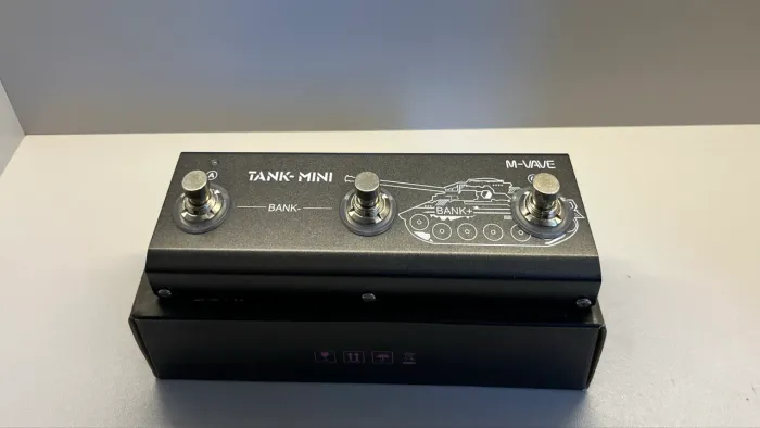 Pedaleira TANK MINI. NOVA, Caixa aberta