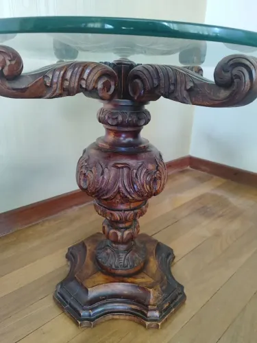 Mesa de Canto Redonda Antiga em Madeira maciça entalhada com Tampo de Vidro pura elegancia