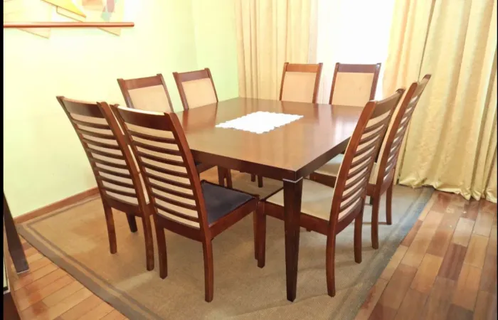 Conjunto Mesa em Madeira Radica 8 lugares e 8 cadeiras estofadas