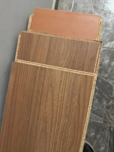 Piso Laminado Usado 60m² + Manta e Rodapés - Ótimo Estado (8 meses de uso)