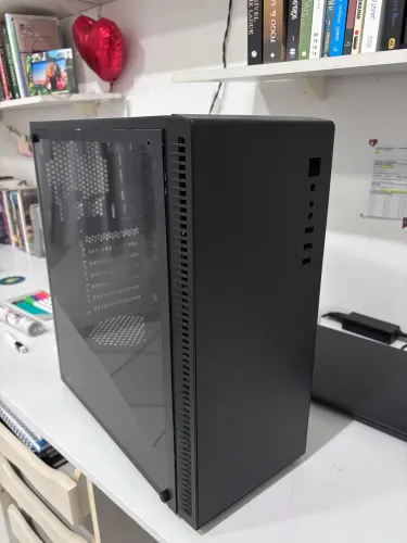 Gabinete Gamer Mid Tower com Lateral em Vidro Temperado - Preto (Seminovo)