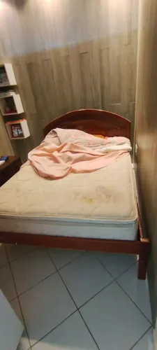 GUARDA-ROUPA MDF, ESTANTE DE FERRO, 2 CRIADOS MUDO, CABECEIRA E CAMA COM COLCHÃO 