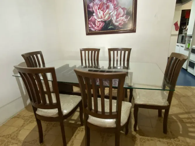 Vende-se mesa com 6 cadeiras