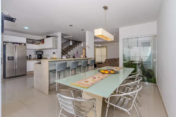 Casa Mobiliada para Locação na Praia dos Amores | 3 Suítes, Piscina e 209m²