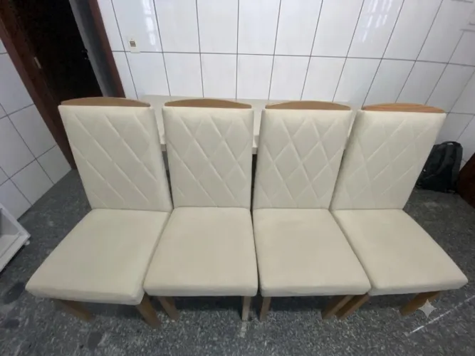 Mesa com tampa de vidro e 4 cadeiras