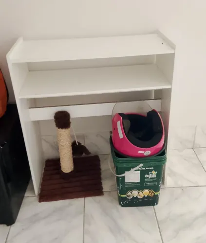 Mesa de manicure e cadeira