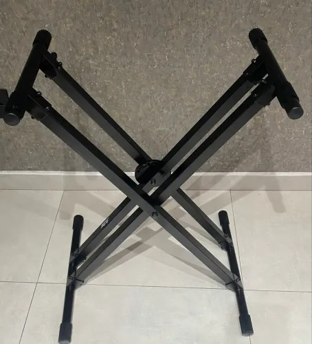 Suporte On-Stage KS8291 Ergo-Lok Double-X Lok-Tight p teclado piano - SUPORTA ATÉ 145 kg