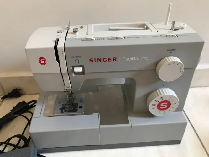 Máquina de Costura Singer Facilita Pro - Super Conservada!