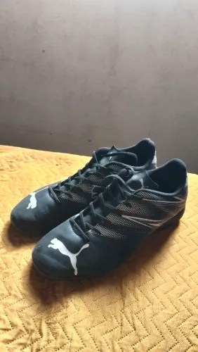 Vendo chuteira de futsal Puma, tamanho 43.