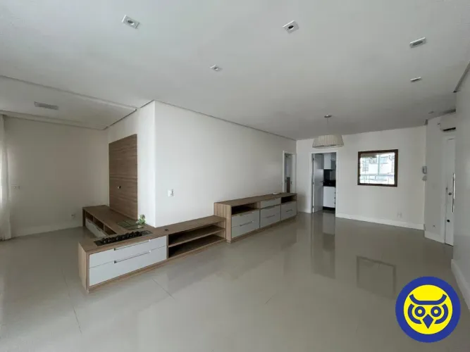 Apartamento para locação no Centro de Florianópolis 3 suítes, lareira, sacada ampla e 2 v