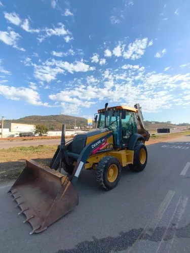 Retro escavadeira 2021 Jooh Deere 310L traçada gabinada