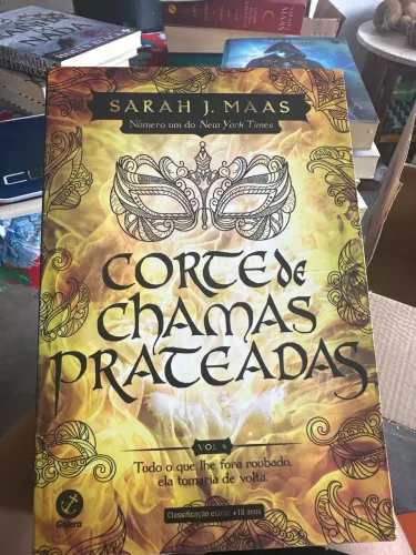 Livro Corte de Chamas Prateadas