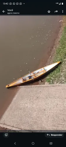 Barco para remo olímpico e carretinha