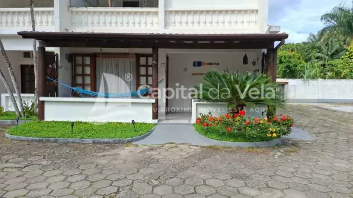 CASA EM CONDOMÍNIO COM PISCINA