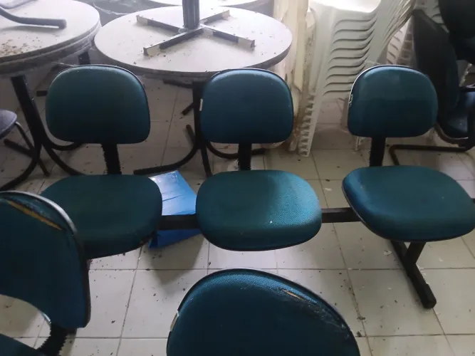 Cadeiras de espera casa trio 200 reias tem um trio que tem que ajeitar uma cadeira 150 