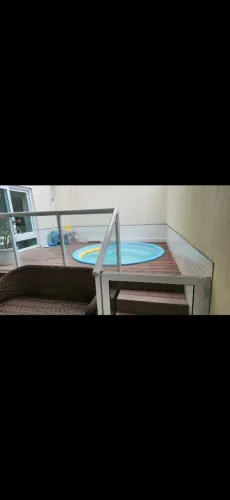 Piscina de fibra de 3.000 litros completa com deck ,filtro e corrimão em vidro . 