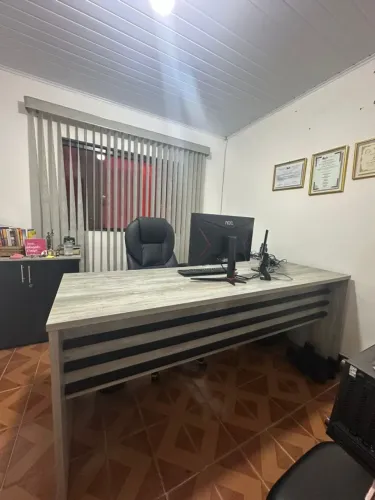 Mesa, Armários, Gaveteiro e Armário.