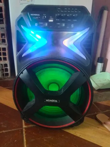 Vendo uma caixa de som