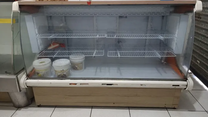 Vendo balcão expositor frio ideial para padaria confeitaria e outros